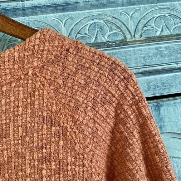 TWO by Vince Camuto Textured Knit V-Neck Button Peach Cardigan - Picture 7 of 10